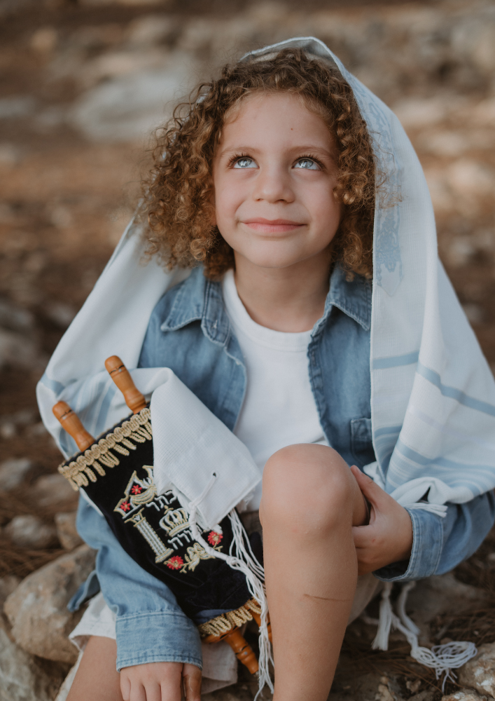 ילד עם טלית וספר תורה